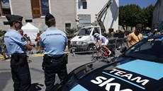 Francouztí policisté hlídají na startu tinácté etapy Tour de France.