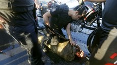 Policista kleí na jednom ze zajatých puist na most pes Bosporskou úinu.