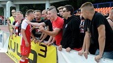 Slávistický obránce Jan Bo�il diskutuje s fanou�ky, které rozzlobila porá�ka...