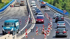 Jednou z komplikací na silnicích regionu je souasná oprava mostu na dálnici D6...