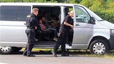 Policisté na dálnici D5 u Hemanovy Huti zastavili dodávku s benci z Iráku....