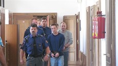 Petru Brejchovi (na fotografii vp�edu) a Marku Zajacovi, soud vym��il 16leté...