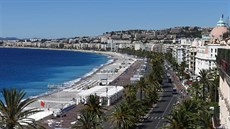Pohled na Anglickou promenádu v Nice, kde idi náklaáku vjel do davu lidí...