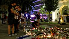 Lidé v Nice uctívají památku zesnulých pi tvrtením teroristickém útoku (17....