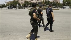 Před vstupem do budovy generálního štábu v Ankaře hlídkují ozbrojenci (17....