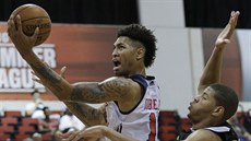 Summer League NBA: Kelly Oubre Jr. (vlevo) z  Washingtonu obeel Waltera...