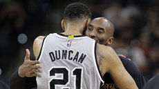 Setkání dvou hvězd jedné generace: Tim Duncan se zdraví s Kobem Bryantem,.
