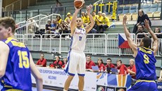 Český juniorský basketbalista Matěj Svoboda střílí na švédský koš.