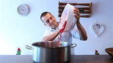 Marmelády vaří Jan Kakos na základě zkušenosti z dětství, kdy pomáhal s jejich...