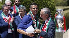 Portugalský prezident Marcelo Rebelo de Sousa (vpravo) a hvzdný útoník...