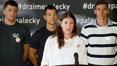 (Zleva) rychlostní kanoisté Luká� Trefil a Jan �t�rba, p�eká�ká�ka Zuzana...