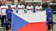 �eský daviscupový tým p�i nástupu do utkání proti Francii.