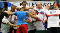 eský tým slaví úspch Lukáe Rosola v úvodní dvouhe tvrtfinále Davis Cupu...