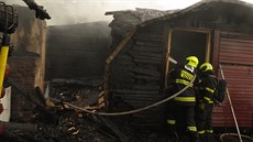 V místní části Třince hořela dřevěná chata po zásahu blesku.