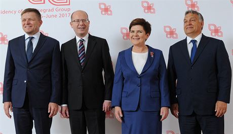 Zleva: Robert Fico, Bohuslav Sobotka, Beata Szydlová a Viktor Orbán na jednání...