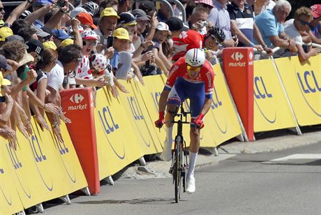 Tom Dumoulin lape do pedl v sedmnctikilometrov asovce na Tour de France.