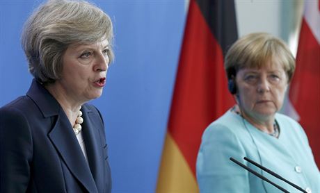 Britská premiérka Theresa Mayová (vlevo) a nmecká kancléka Angela Merkelová...