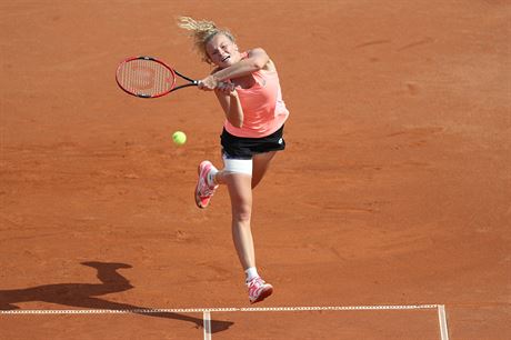 Tenistka Kateina Siniaková bhem semifinále turnaje v Bastadu proti domácí...