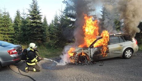 Poár zachvátil rodinný automobil v pondlí kolem 19. hodiny v obci Bíly Potok...