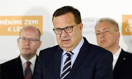 Ministr prmyslu a obchodu Jan Mládek hovoí na tiskové konferenci SSD. (29....