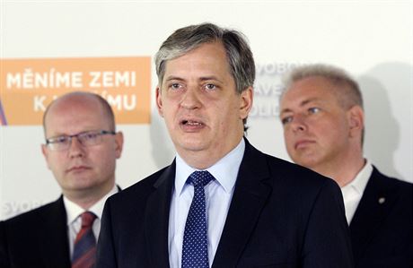 Ministr pro lidská práva a rovné píleitosti Jií Dienstbier hovoí na tiskové...