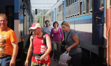 Kvli pokozeným výhybkám v Horaovicích na  trati Plze - eské Budjovice...