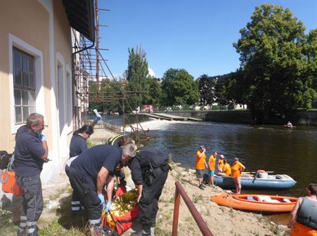 Na jezu u Mrázkova mlýna v eském Krumlov se otoila lo se dvma turistkami