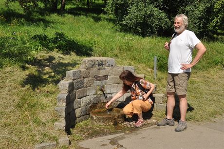 Jana Stibralová a Michal Kulík u studánky Petínka