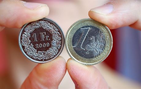 výcarský frank a euro (ilustraní foto).