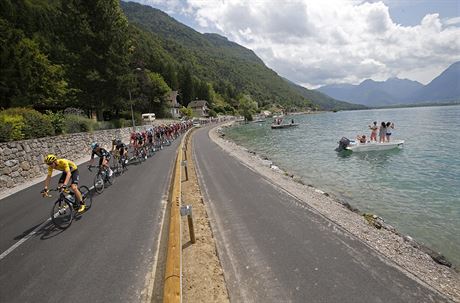 Momentka z 19. etapy Tour de France. Vepedu ve lutm jedouc Chris Froome.