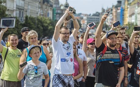 Hrái Pokémon Go se seli na praském Václavském námstí (23. ervence 2016)