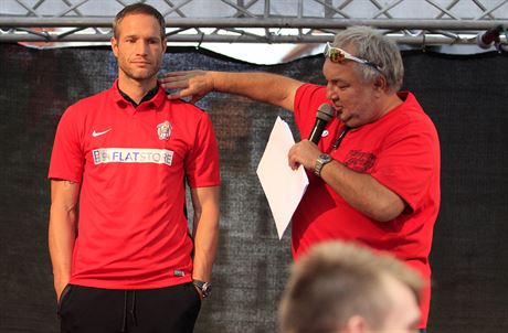 Pedstavení nových dres Zbrojovky Brno ped sezonou, vlevo je Jan Polák.