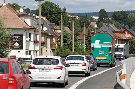 Hustý provoz na silnici Ústí - Dín.