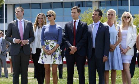 Eric Trump a jeho manelka Lara Yunaska, Ivanka Trumpov a jej manel Jared...