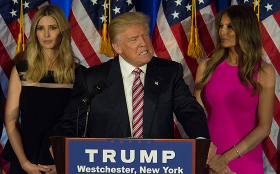 Donald Trump, jeho dcera Ivanka (vlevo) a jeho tetí ena Melania bhem...