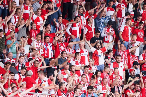 Fanouci Slavie povzbuzují svj tým v odvet s Levadií Tallinn.