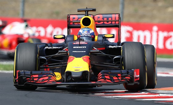 Australan Daniel Ricciardo udrel na Hungaroringu pozici z kvalifikace a do...