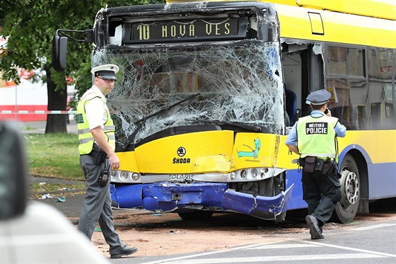 Při srážce trolejbusu s autobusem v Teplicích „u červeného kostela“ se zranilo nejméně 14 lidí (21.7. 2016).