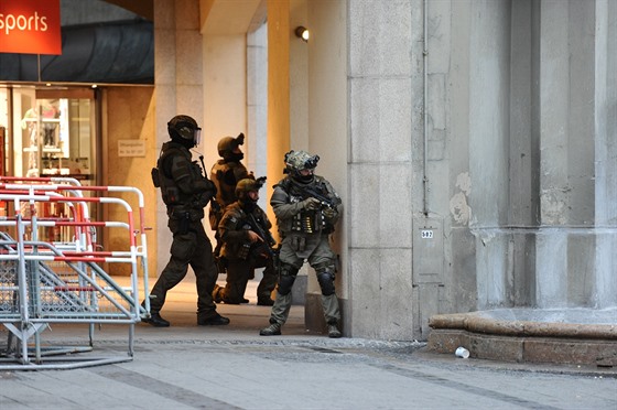 Nmecká policie pi zásahu u obchodního centra Olympia v Mnichov, kde se...