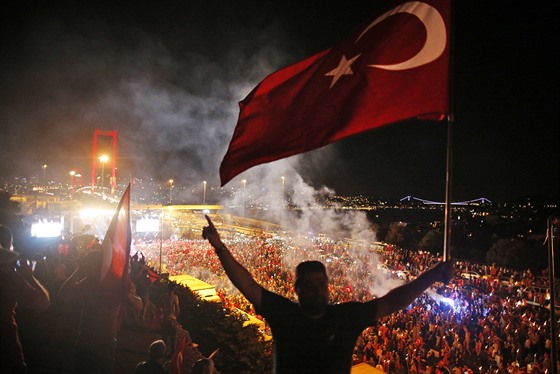 Turecko zaívá po neúspném pokusu o pevrat istku ve kolství