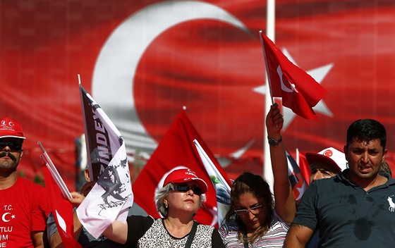 Manifestace v centru Istanbulu (24. ervence 2016)