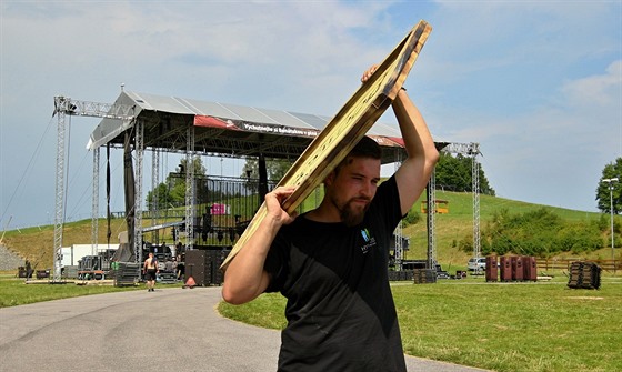 Areál festivalu se pipravuje na davy návtvník. Na ty ekají písnjí...