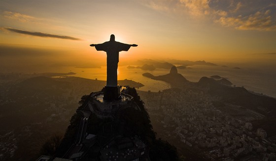 Vchod slunce nad brazilskm Rio de Janeirem