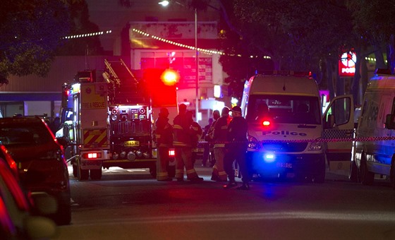 Na pedmstí Sydney vjel ech zapáleným autem do vrat policejní garáe (21....