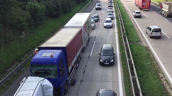 Dálnici D1 ucpala hromadná nehoda na 37. kilometru (25. července 2016)