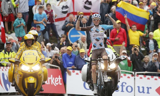 JE TO TAM. Romain Bardet slaví první francouzské vítzství na Tour a posun na...
