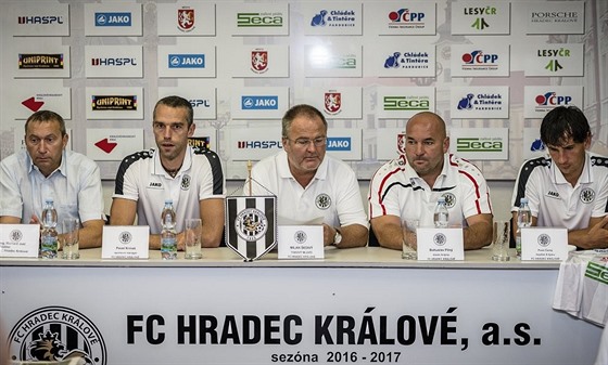 PED LIGOU. editel klubu Richard Jukl, sportovní manaer Pavel Krma, tiskový...