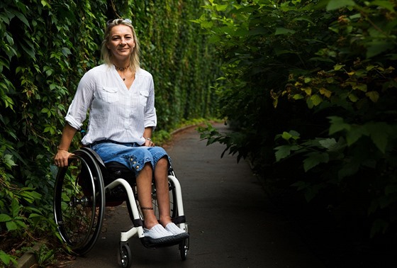 Romana Kolářová má invalidní vozík upravený na míru.