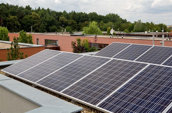 Instalace solární elektrárny s bateriovým systémem v Horních Měcholupech v Praze
