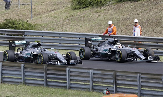 Nico Rosberg (vlevo) a Lewis Hamilton pi tréninku na Velkou cenu Maarska F1.